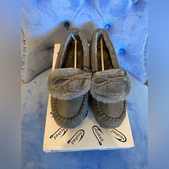 Hooked Chill Slippers - Picture 2 of 6